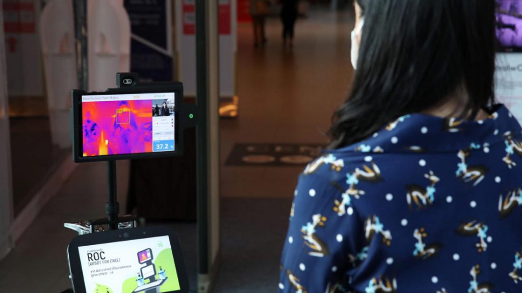 AIS จับมือ CTW นำหุ่นยนต์ 5G คัดกรองคนเข้าห้าง