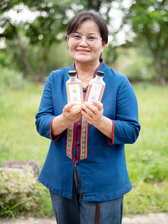 เขียว จอดนอก