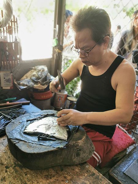 ช่างดุนโลหะในชุมชนวัวลาย