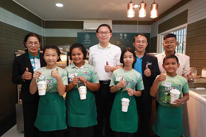 ทำความรู้จัก “ทับสะแก กรีนคาเฟ่” ร้านกาแฟกรีนดีไซน์จากวัสดุอัปไซเคิล