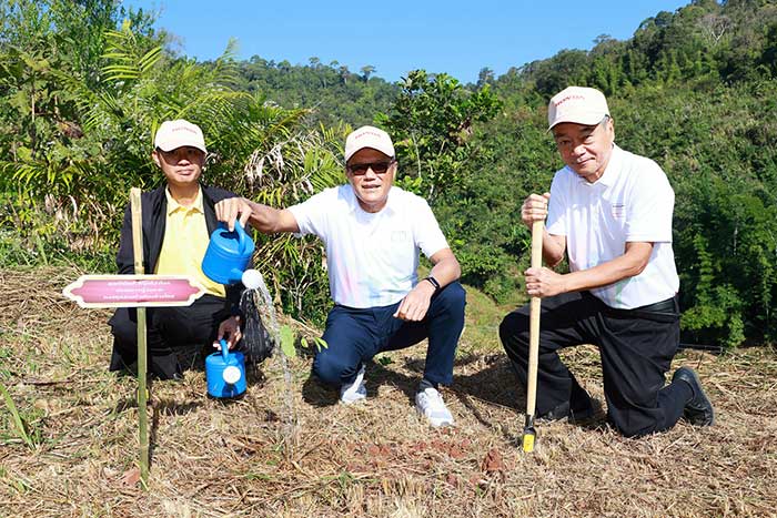 ดร.รอยล จิตรดอน กรรมการและเลขาธิการมูลนิธิอุทกพัฒน์ ในพระบรมราชูปถัมป์