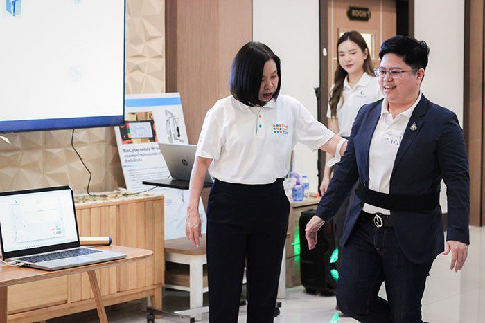 ดร.กริชผกาทดลองใช้ “Balance D” เข็มขัดทดสอบการทรงตัวในท่ายืนเพื่อประเมินความเสี่ยงต่อการล้ม