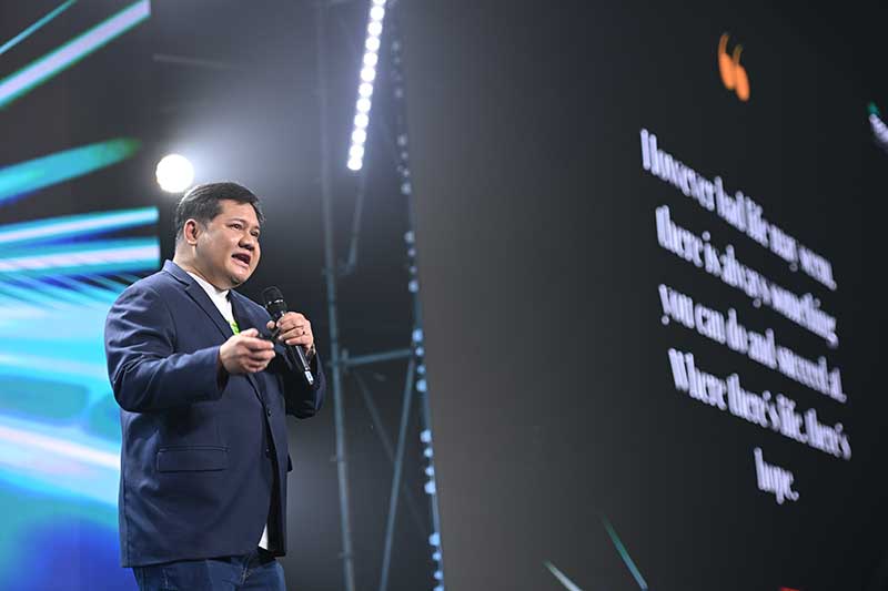 กระทิง เรืองโรจน์ พูนผล Group Chairman, KBTG