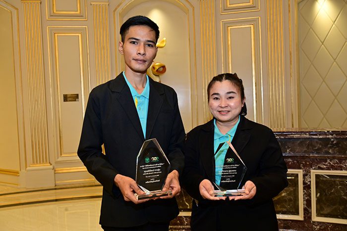 ภัทรภร อู่สุวรรณ หัวหน้าแผนกตรวจสอบราคาสินค้าโลตัส สาขาสามชุก จ.สุพรรณบุรี และ อธิวัฒน์ ขาวอุ่น เจ้าหน้าที่ฝ่ายความปลอดภัยฯ โลตัส ไฮเปอร์มาร์เก็ต แจ้งวัฒนะ