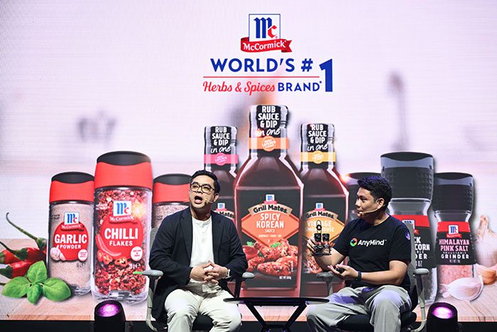 ปริญญา แสงเพชรประเสริฐ Head of E-Commerce จาก Sino-Pacific Trading (ซ้าย) และ กรกานต์ แย้มสัตย์ธรรม Head of eCommerce Enablement and Affiliate Business จาก AnyMind Group (ขวา)