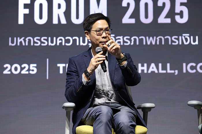 รศ.ดร.อธิภัทร มุทิตาเจริญ จากคณะเศรษฐศาสตร์ จุฬาลงกรณ์มหาวิทยาลัย