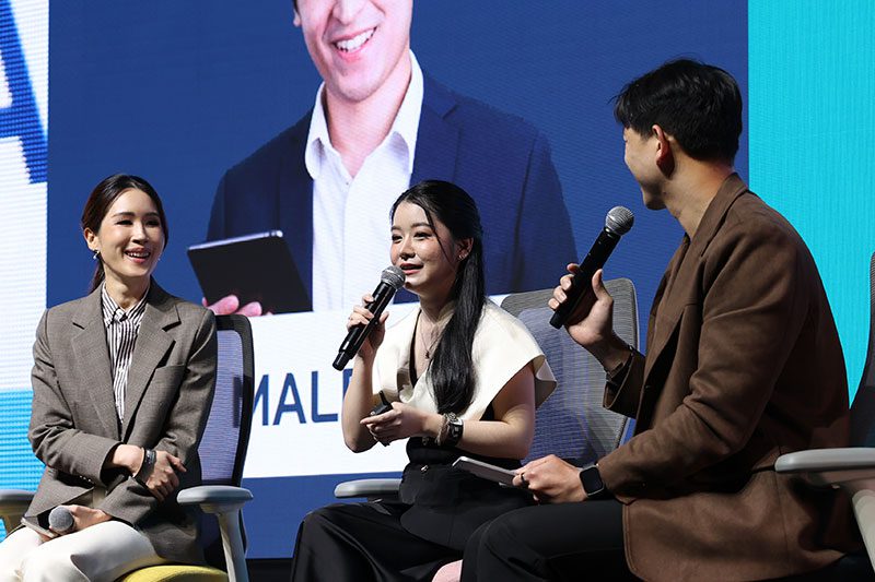 (จากซ้าย) เอม-มทินา วัชรวราทร, CFA ผู้บริหารฝ่ายกลยุทธ์การลงทุน บลจ.กสิกรไทย และ นาโอมิ-ธนัชภรณ์ นิชิยาม่า Content Creator, Financial Influencer เจ้าของเพจ Naomi-นาโอมิ