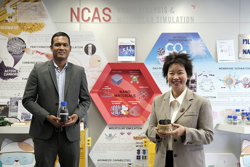 ดร.สัญชัย คูบูรณ์ จากทีมวิจัยตัวเร่งปฏิกิริยา และ ดร.ภญ.อุรชา รักษ์ตานนท์ชัย ผู้อำนวยการศูนย์นาโนเทคโนโลยีแห่งชาติ (นาโนเทค) สวทช.