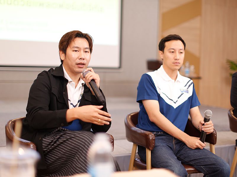 วิศรุต สร้อยคำ เจ้าของร้าน Chewa Cafe By SK Sroikham และ ชนนท์ กุลตั้งวัฒนา ประธาน YEC นครพนม