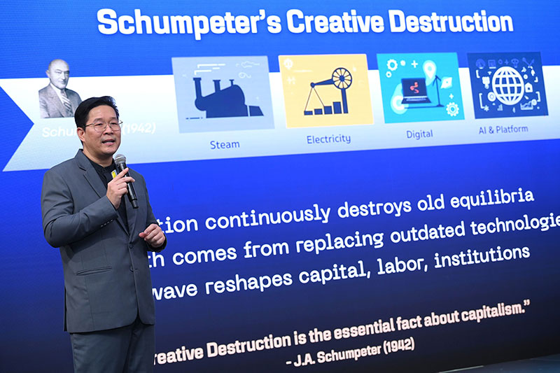 ดร.ธีรข์กรณ์ อุดมรัตนะมณี รองคณบดีฝ่ายบริหารฯ มหาวิทยาลัยหอการค้าไทย