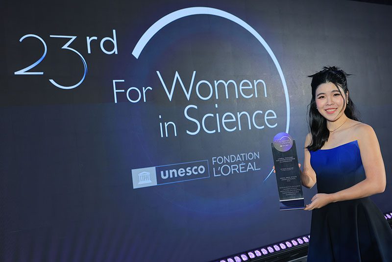 รศ.ดร.พิชชา จองวิวัฒสกุล จากภาควิชาวิศวกรรมโยธา คณะวิศวกรรมศาสตร์ จุฬาลงกรณ์มหาวิทยาลัย ผู้ได้รับทุนสาขาวิทยาศาสตร์กายภาพ