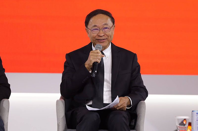 ดร.พิเชฐ ดุรงคเวโรจน์ อดีตรัฐมนตรีว่าการกระทรวงวิทยาศาสตร์และเทคโนโลยี และกระทรวงดิจิทัลเพื่อเศรษฐกิจและสังคม